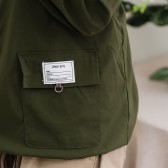 大尺碼軍綠色口袋標籤可調式下擺連帽拉鍊外套