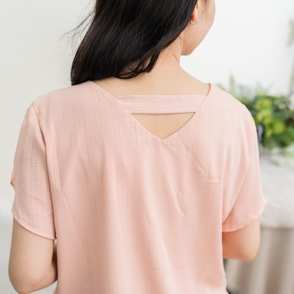  大尺碼v領氣質壓條布紋袖交叉背造型上衣(粉色)