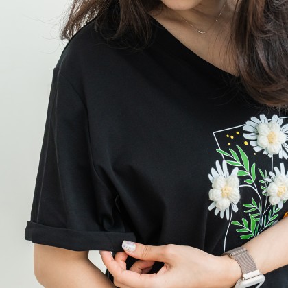大尺碼V領立體花朵方框反摺袖T恤(黑色)