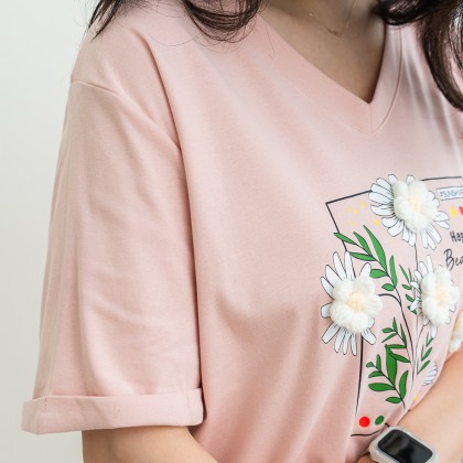 大尺碼V領立體花朵方框反摺袖T恤(粉色)